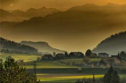 好将心地力耕耘,彼此山头总是坟,阴地不如心地好